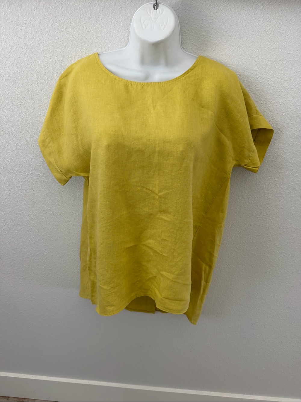 Women's Yellow Button-Back Short Sleeve Linen Top - Picture 2 of 9
